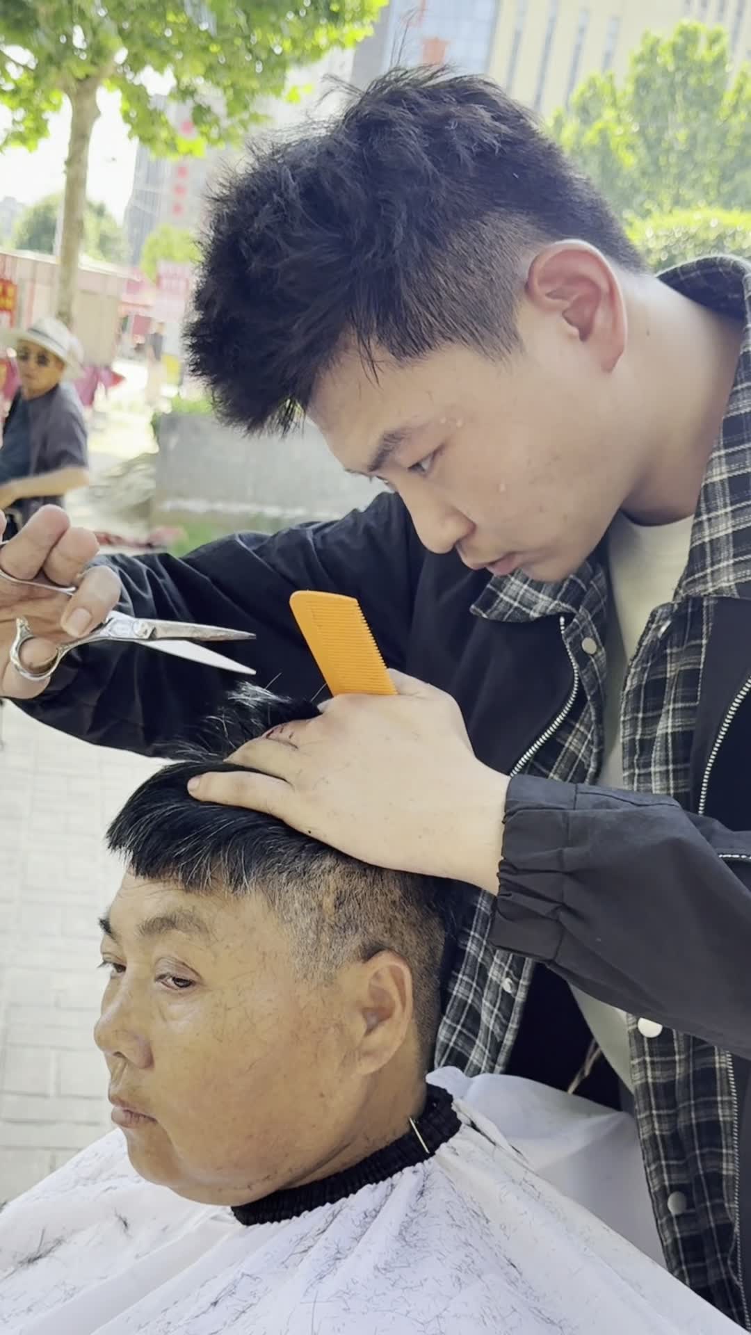 学员进行真人男士剪发实操